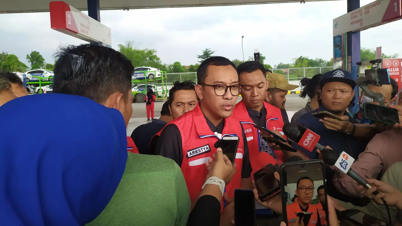Executive GM Pertamina Patra Niaga Jawa Timur, Bali dan Nusa Tenggara (Jatimbalinus) Dwi Puja Ariestya memprediksi kenaikan konsumsi BBM selama momen Ramadan 2023, Jumat (14/4/2023). (Dian Kurniawan/Liputan6.com)