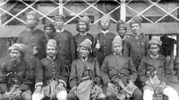 Teuku Umar (duduk di tengah) gugur di Suak Ujong Kalak, Meulaboh, Aceh, pada 11 Februari 1899. Perjuangannya dilanjutkan oleh istrinya, Cut Nyak Dien. (dok. collectie troppenmuseum/wikipedia.id/Dinny Mutiah)