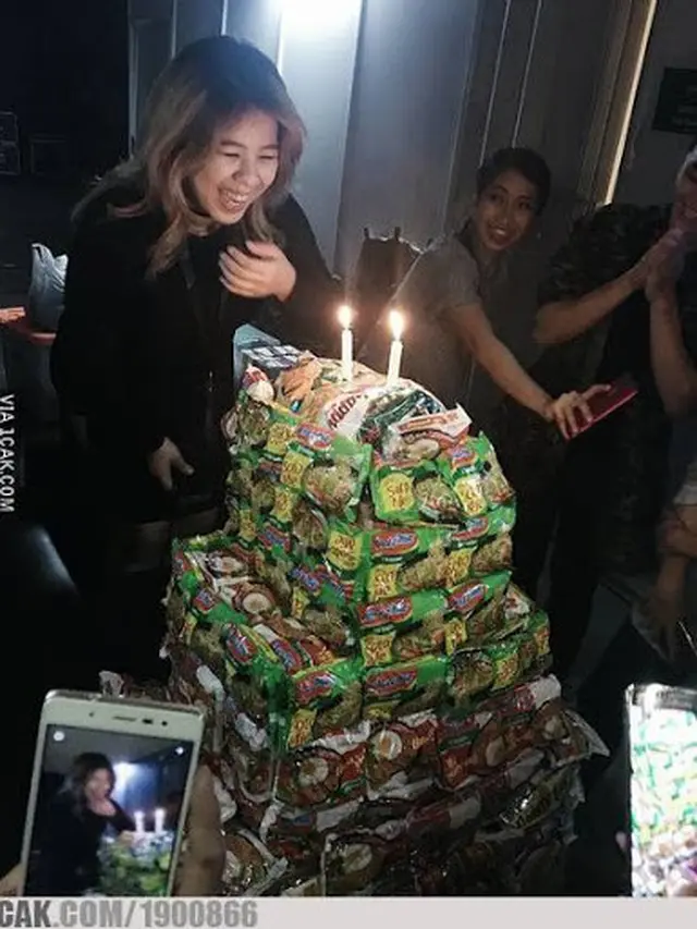 6 Pengganti Kue Ulang Tahun dari Sahabat Ini Bikin Ngakak