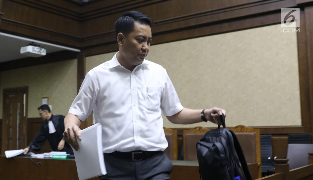 Terdakwa suap pengadaan satelit monitoring Bakamla, Fayakhun Andriadi bersiap menjalani sidang lanjutan di Pengadilan Tipikor, Jakarta, Rabu (7/11). Sebelumnya, JPU KPK menuntut Fayakhun dengan pidana 10 tahun penjara. (Liputan6.com/Helmi Fithriansyah)