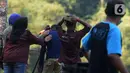 Petugas Pusat Suaka Elang Jawa (PSSEJ) memonitor pergerakan burung elang lainnya melalui kamera DSLR di area pelepasan burung Elang Brontok (Nisaetus Cirrhatus). (merdeka.com/Imam Buhori)
