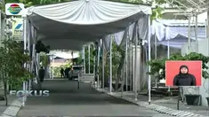 Selain itu, tenda yang rencananya digunakan untuk prosesi siraman mulai terpasang di depan rumah Jokowi.