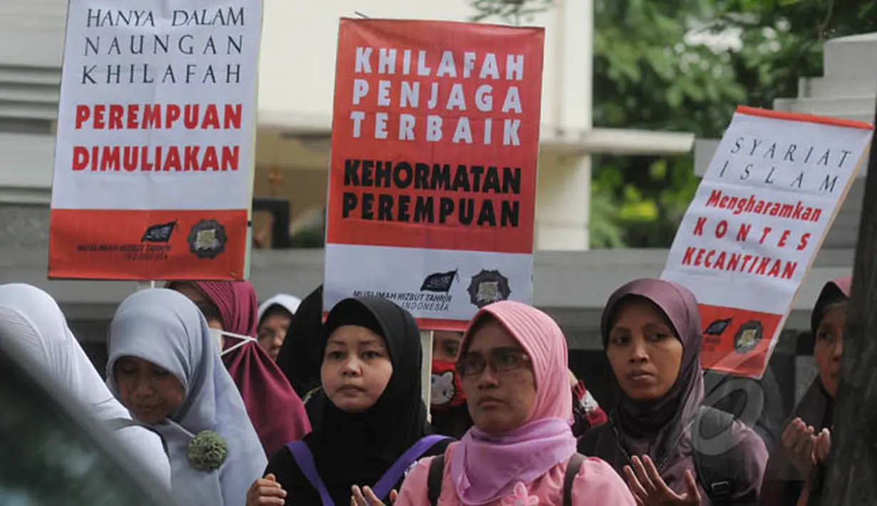 Massa HTI menolak kontes Putri Indonesia karena dianggap mengeksploitasi dan merendahkan derajat kaum perempuan serta mengundang kemaksiatan di depan kantor Kementerian Pemberdayaan Perempuan, Jakarta, Jumat (20/2/2015). (Liputan6.com/Herman Zakharia)