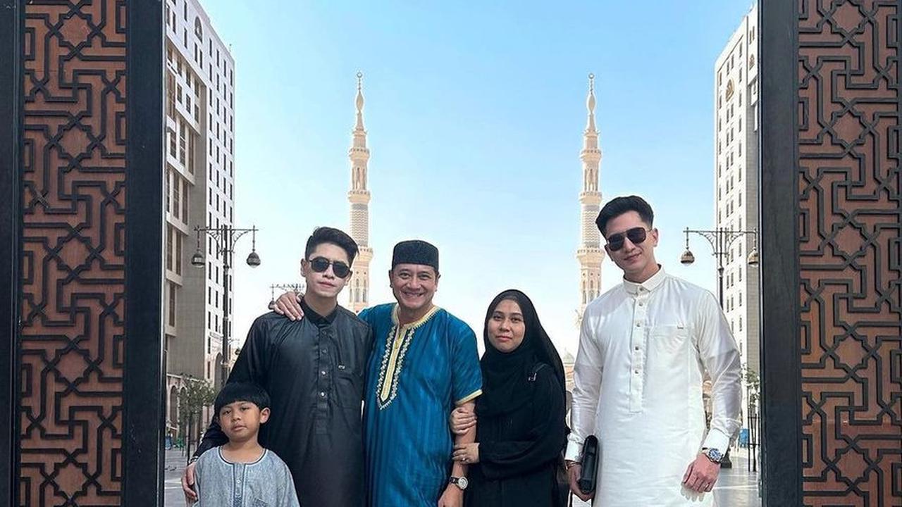 Gamis dan Sorban Saat Umrah, 12 Foto Gagah Verrell Bramasta Bak Keluarga Istana
