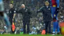 Pelatih Crystal Palace,Alan Pardew (2kiri) dan Pelatih Manchester City, Manuel Pellegrini memberikan Instruksi kepada anak asuhnya Palace pada lanjutan liga premier Inggris di Stadion Etihad, Manchester, Sabtu (16/1/2016). (AFP Photo/Paul Ellis)