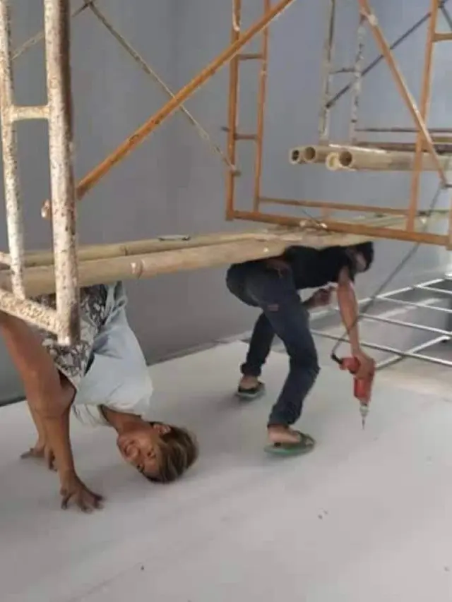 6 Aksi Kocak Kuli Bangunan Saling Bantu Ini Bikin Geleng Kepala