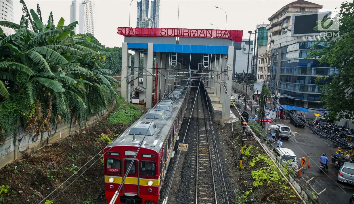 Kereta Rel Listrik (KRL) Jabodetabek melintas di area pembangunan Stasiun Sudirman Baru di Kawasan Dukuh Atas, Jakarta Pusat, Rabu (22/11). (Liputan6.com/Faizal Fanani)