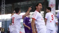 Selebritas Indonesia, Ibnu Jamil, melakukan selebrasi setelah mencetak gol dalam kegiatan Lotte All Star Futsal Challenge, Sabtu (19/8/2023). (Bola.com/Lotte)