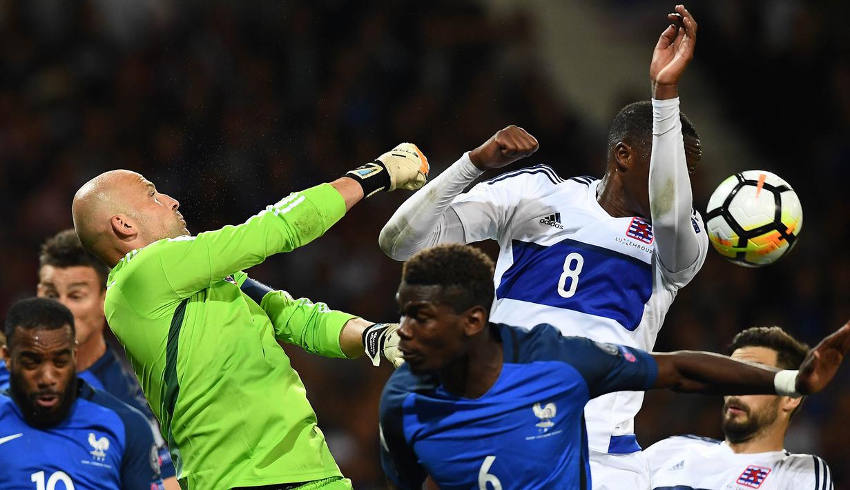 Kiper Luksemburg, Jonathan Joubert, mengamankan gawangnya saat melawan Prancis pada laga Kualifikasi Piala Dunia 2018 di Stadion Municipal, Toulouse, Minggu (3/9/2017). Kedua negara bermain imbang 0-0. (AFP/Franck Fife)