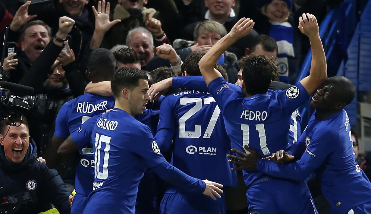 Para pemain Chelsea merayakan gol yang dicetak Willian ke gawang Barcelona pada laga Liga Champions di Stadion Stamford Bridge, London, Selasa (20/2/2018). Chelsea sementara unggul 1-0 atas Barcelona. (AFP/Ian Kington)
