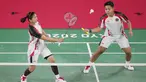 Pasangan ganda putri Indonesia, Greysia Polii/Apriyani Rahayu, memastikan satu tempat di perempat final cabang bulutangkis Olimpiade Tokyo 2020, Senin (26/7/2021). (Foto/AP/Dita Alangkara)