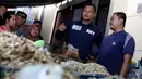 Cagub DKI Jakarta Agus Harimurti Yudhoyono menyapa pedagang ikan teri saat kampanye di Pasar Paseban, Jakarta Pusat, Jumat (11/11). Agus mengunjungi lapak-lapak pedagang dan menampung berbagai keluhan serta masukan mereka. (Liputan6.com/Gempur M Surya)