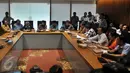 Suasana pertemuan orang tua korban vaksin palsu dari RS Harapan Bunda Jakarta dan RSIA Mutiara Bunda di Jakarta, (19/7). DPR mendorong Kementerian Kesehatan RI untuk membuat Crisis Center terkait peredaran korban vaksin palsu. (Liputan6.com/Johan Tallo)