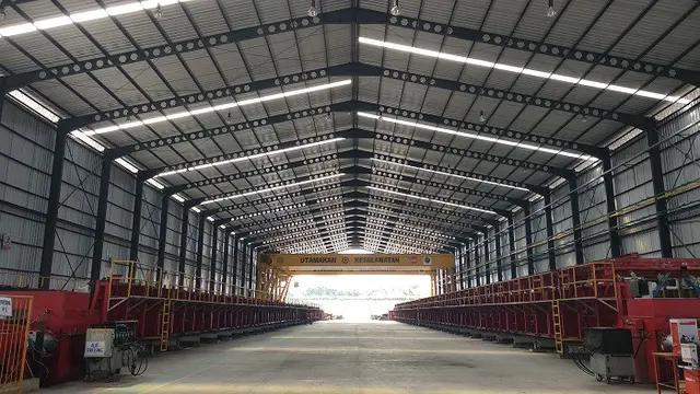 Pembangunan proyek LRT di Plant Precast LRT Pancoran, Jakarta (Dok Foto: Liputan6.com/Maulandy Rizky Bayu Kencana)