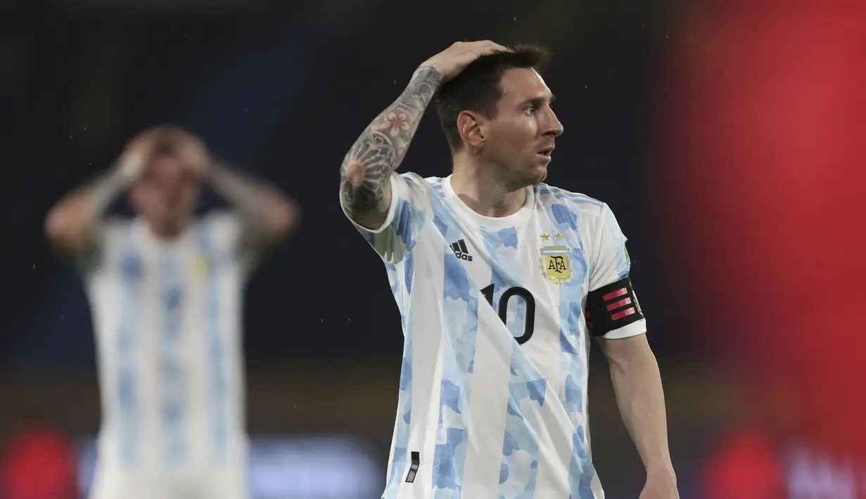 Penyerang timnas Argentina, Lionel Messi memberikan gesture pada laga lanjutan Kualifikasi Piala Dunia 2022 Zona Amerika Selatan melawan Kolombia di Stadion Metropolitano, Rabu (9/6/2021) pagi WIB. Argentina harus puas bermain imbang 2-2 dengan Kolombia. (AP Photo/Fernando Vergara)
