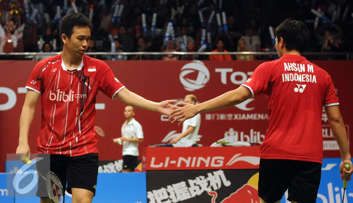 Hendra Setiawan (kiri)/M Ahsan bersalaman saat laga melawan Baptise Careme/Ronan Labar (Perancis) di Total BWF World Championships 2015 di Jakarta, Rabu (12/8/2015). Hendra/Ahsan unggul 19-21, 21-17, 21-18. (Liputan6.com/Helmi Fithriansyah)