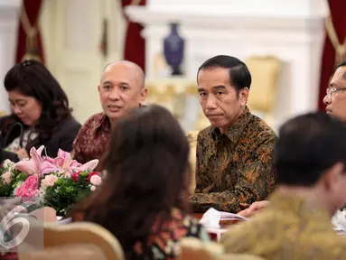 Presiden Joko Widodo  menerima Pengurus Gabungan Pengusaha Makanan dan Minuman Indonesia (GAPMMI) dan Gabungan Industri Minyak Nabati Indonesia (GIMNI) di Istana Merdeka, Jakarta, Selasa (13/10/2015). (Liputan6.com/Faizal Fanani)