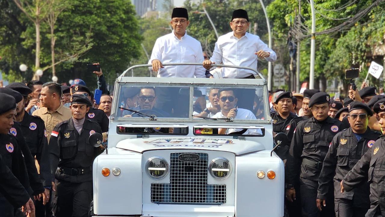 Anies dan Cak Imin atau dikenal dengan ‘AMIN’ menumpangi mobil Land Rover berwarna putih berpelat nomor (nopol) B 8165 JH.