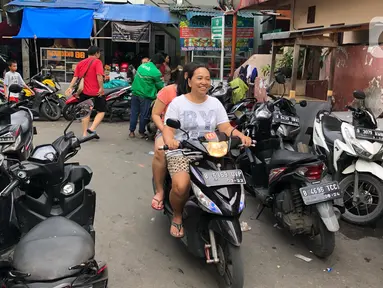 Sejumlah sepeda motor terparkir di sekitar Jalan Kebon Pala II, Jakarta, Selasa (25/2/2020). Banjir yang merendam kawasan tersebut menyebabkan warga mengungsikan kendaraannya ke tempat yang lebih tinggi. (Liputan6.com/Immanuel Antonius)