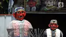 Sejumlah ondel-ondel dipajang di Kawasan Perkampungan Budaya Betawi, Setu Babakan, Jagakarsa, Jakarta Selatan, Selasa (28/7/2020). Ondel-ondel tersebut dijual mulai dari Rp 35 ribu hingga Rp hingga 8 juta. (merdeka.com/Dwi Narwoko)FOTO: Pandemi, Perajin Ondel-Ondel Setu Babakan Sepi Pesanan