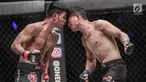Dua petarung Indonesia, Rizki Umar (kiri) dan petarung Arnol Batubara (kanan) saat berlaga pada partai pertama dalam One Championship di Jakarta, Sabtu (20/1). Rizki Umar menang pada partai pertama One Championship. (Liputan6.com/Faizal Fanani)