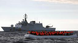Perahu karet yang mengangkut para imigran Afrika terlihat di samping kapal angkatan laut Italia di Laut Meditarania, sekitar 36 mil laut dari lepas pantai Libya (2/2). (Reuters/Yannis Behrakis)