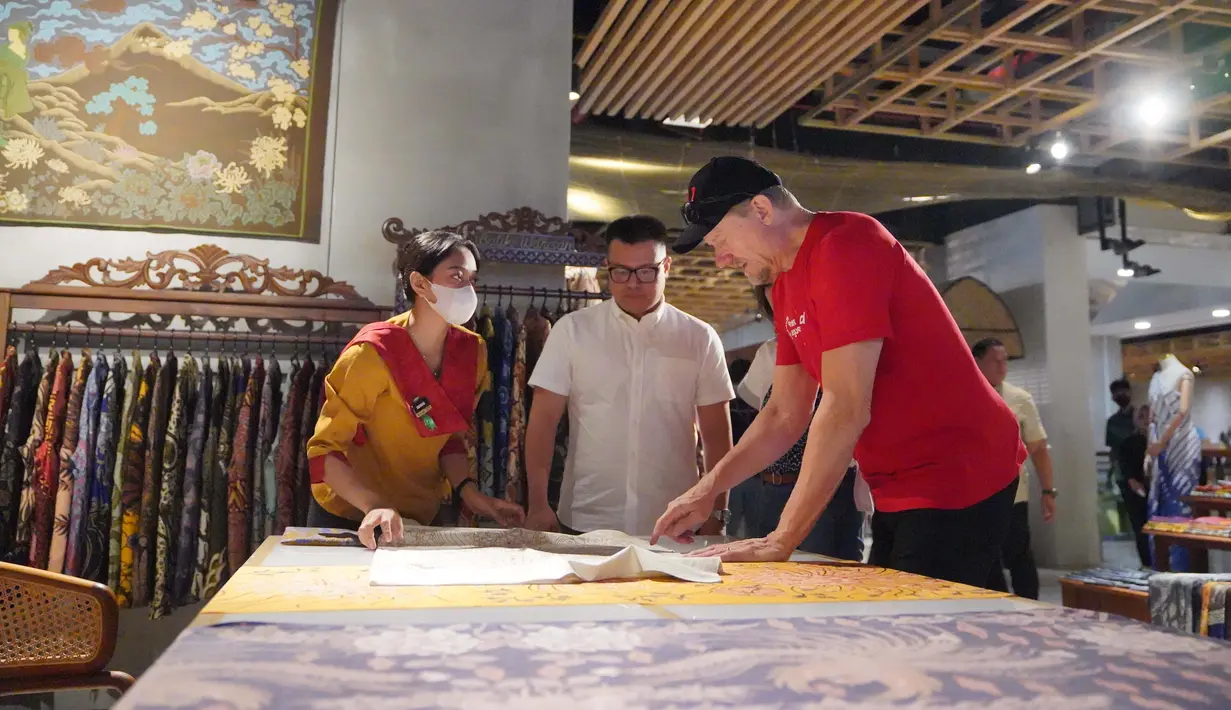 Peter Schmeichel menyimak dengan seksama, proses pembuatan batik tulis, sekaligus menikmati suguhan motif-motif batik yang indah. (Dok. Vidio)