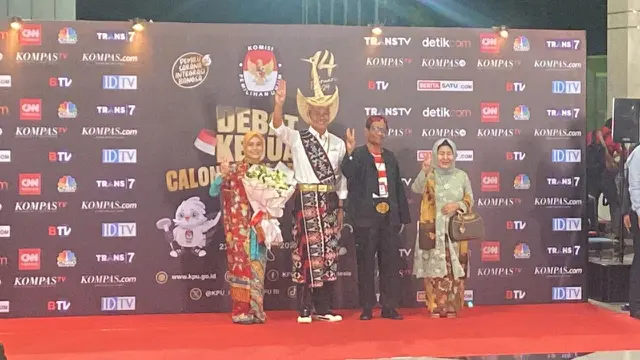 Calon Wakil Presiden Mahfud Md Hadir di Arena Debat Ditemani Capres Ganjar Pranowo.