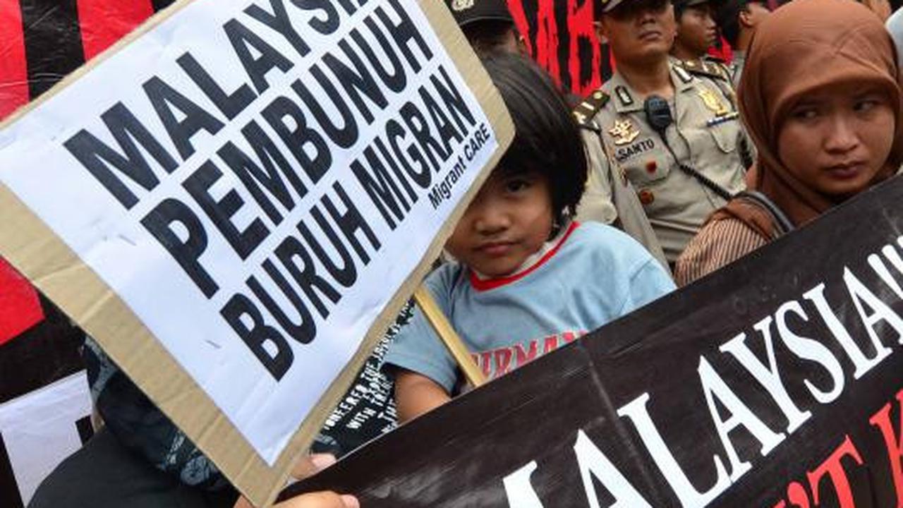 Demonstran yang tergabung dalam Migrant Care menggelar aksi di depan K 