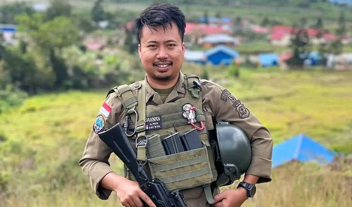 Dalam foto diunggah Facebook Mitra Buracho, Foto yang diunggah, terlihat gagahnya Briptu Rudi saat menggunakan pakai dinas lengkap dengan senjata api laras panjang.&nbsp;
