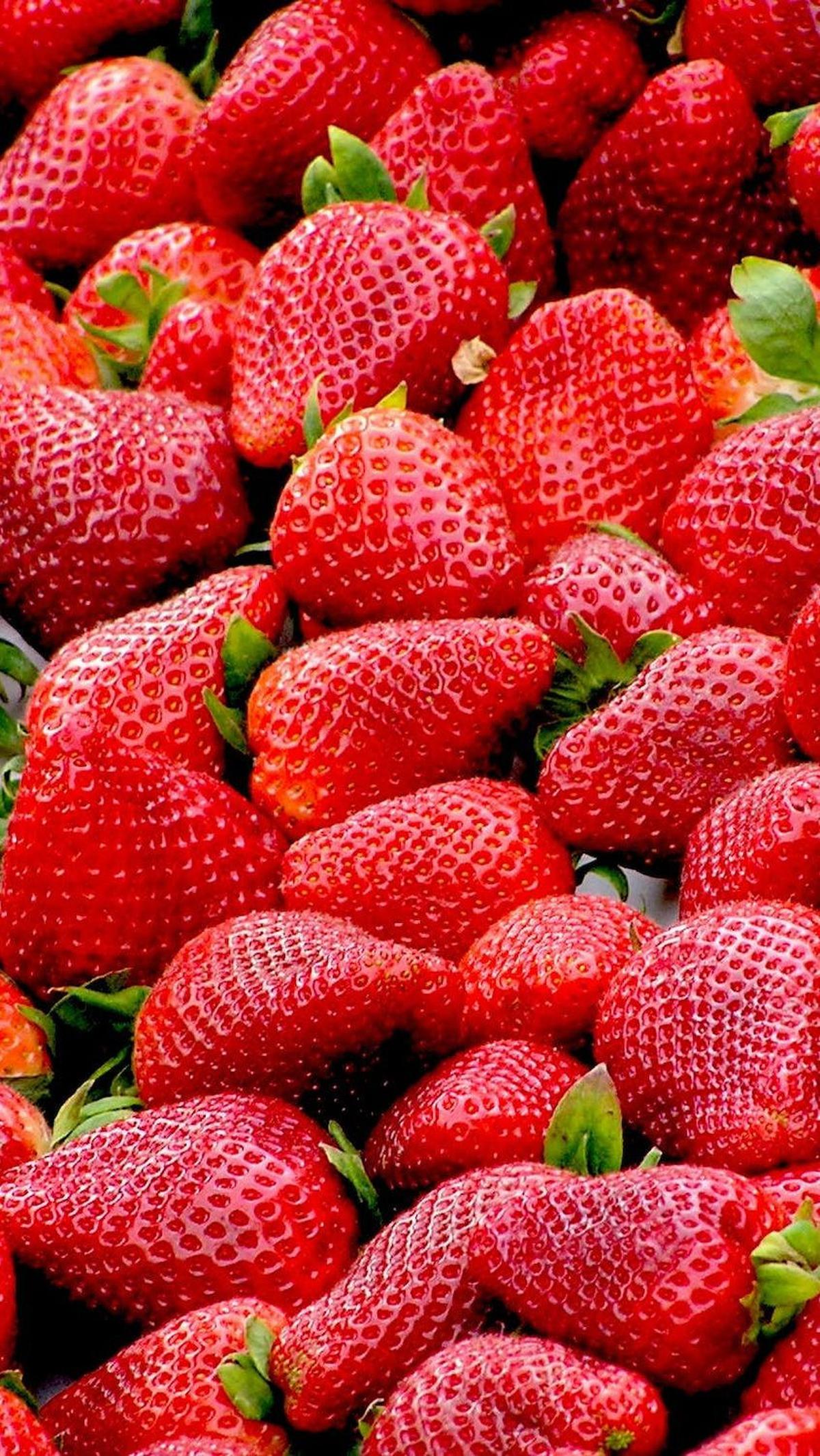 3.&nbsp;Stroberi: Warna Merah Muda yang Bergizi