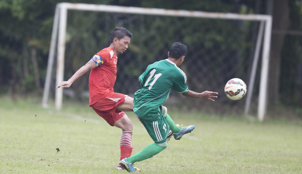 Bek sayap Persija Jakarta, Ismed Sofyan, mengamankan bola dari rebutan pemain PS AD pada laga uji coba di Lapangan Villa 2000, Tangerang, Jumat (4/3/2016). (Bola.com/Vitalis Yogi Trisna)