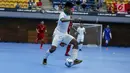 Pemain timnas futsal Indonesia Syauqi Saud membawa bola saat melawan Vietnam dalam laga ketiga futsal SEA Games 2017 di Shah Alam, Selangor,Malaysia, Jumat (25/8). Timnas futsal putra Indonesia kalah dengan skor 1-4. (Liputan6.com/Faizal Fanani)