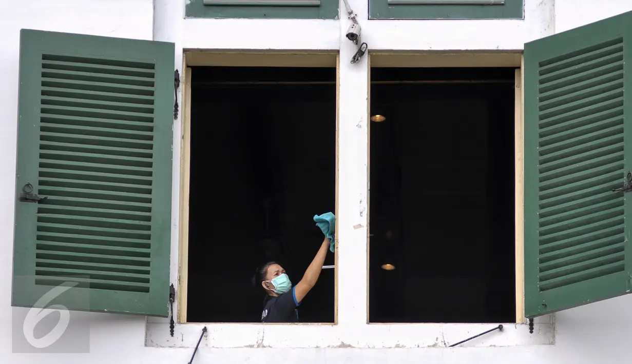  Pekerja Go Clean membersihkan jendela Museum Fatahillah Kota Tua, Jakarta, (22/8). Peringati HUT Kemerdekaan, mereka gelar aksi membersihkan tempat sejarah. (Liputan6.com/Yoppy Renato)