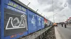 Pengendara melintas saat petugas Penanganan Prasaranan dan Sarana Umum (PPSU) menyelesaikan pembuatan mural di Jalan RE Martadinata, Tanjung Priok, Jakarta Utara, Selasa (24/5/2022). Pembuatan mural di sepanjang Jalan RE Martadinata yang dilakukan oleh petugas PPSU dari 19 kelurahan di Jakarta Utara tersebut dalam rangka menyambut balapan Formula E dan HUT ke-495 Kota Jakarta. (merdeka.com/Iqbal S Nugroho)