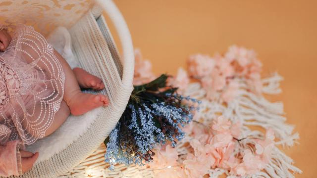 Ilustrasi bayi perempuan