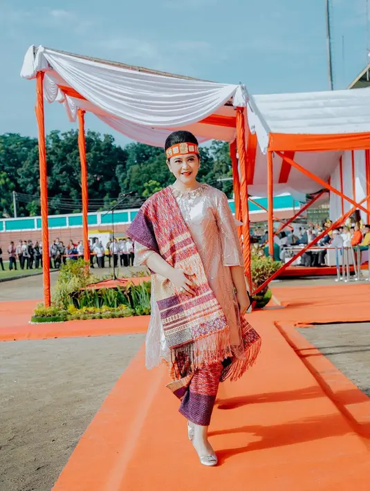 Berdomisili di Medan karena membuat Kahiyang Ayu kerap kenakan busana adat. Di potret kali ini, Kahiyang padukan kebaya kurung dengan kain ulos [@ayangkahiyang]