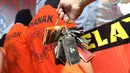 Petugas menunjukkan sejumlah kunci mobil curian di Polres Metro Jakarta Selatan, Senin (30/4). Polisi berhasil menangkap 10 orang tersangka spesialis pencurian mobil dan penadah di kawasan Subang. (Liputan6.com/Immanuel Antonius)