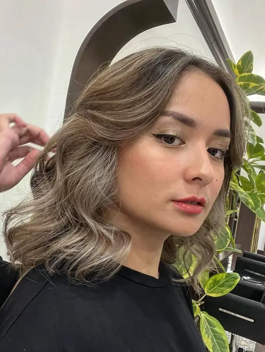 Sudah menjadi janda sejak Raditya Oloan  meninggal dunia pada tahun 2021 kemarin, Banyak netizen yang selalu memberinya dukungan saat mengunggah potret kenangannya dengan suami. Banyak yang mendoakannya agar selalu kuat dan tegar dalam mengasuh keempat buah hatinya. (Liputan6.com/IG/@joannaalexandra)