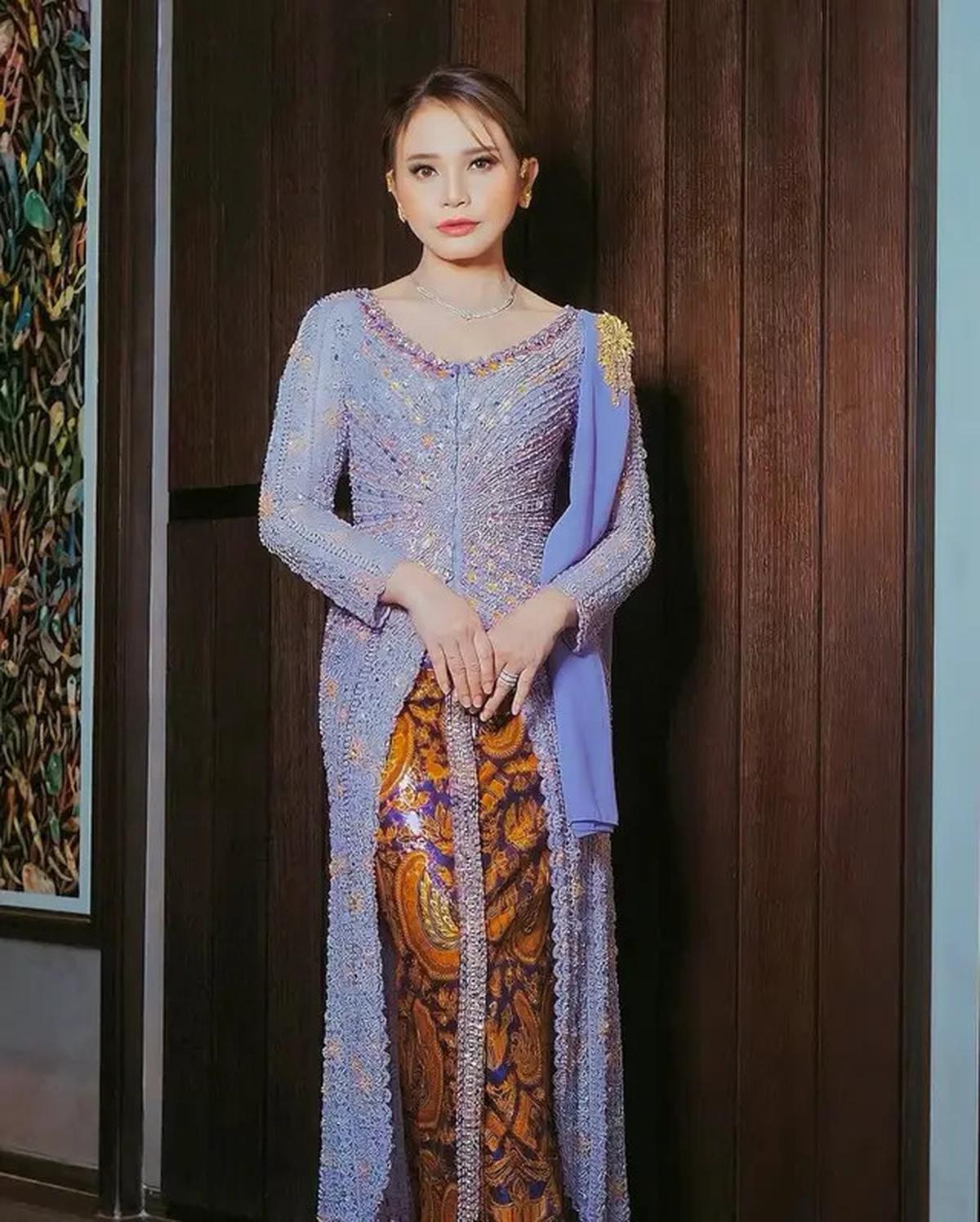 Foto-Foto Kebaya ala Rossa, Anggun Bawakan Budaya Indonesia