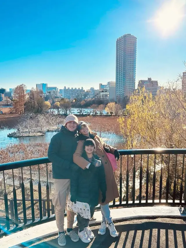 Satu Dekade Bersama, Ini Potret Liburan Keluarga Vino G Bastian Ke Jepang