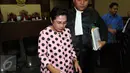 Pengacara Saipul Jamil, Berthanatalia Ruruk Kariman berjalan keluar ruang sidang Pengadilan Tipikor Jakarta, Rabu (31/8). Berthanatalia didakwa memberi suap sebesar Rp50 juta kepada Panitera Pengganti PN Jakarta Utara, Rohadi. (Liputan6.com/Helmi Afandi)