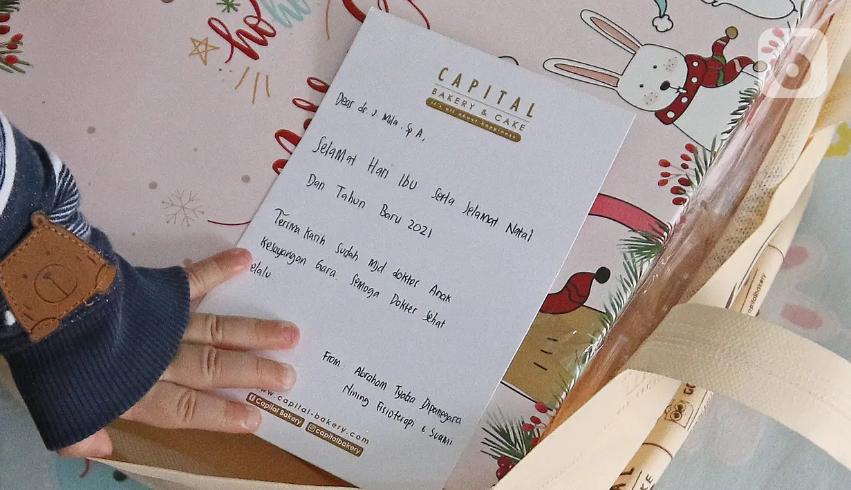 Ucapan hari ibu ke dokter dari pasien di Rumah Sakit Ibu dan Anak Tambak, Jakarta, Selasa (22/12/2020). Pemberian bunga dan kue kepada pasien rawat inap dan pasien yang kontrol dilakukan untuk memperingati perayaan Hari Ibu yang jatuh pada 22 Desember. (Liputan6.com/Herman Zakharia)