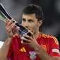 Rodri mencium trofi penghargaaan pemain terbaik Euro 2024 setelah membawa Spanyol menjuarai turnamen sepak bola Eropa di Spanyol itu, Senin (15/7/2024) dini hari WIB. (AP Photo/Manu Fernandez)