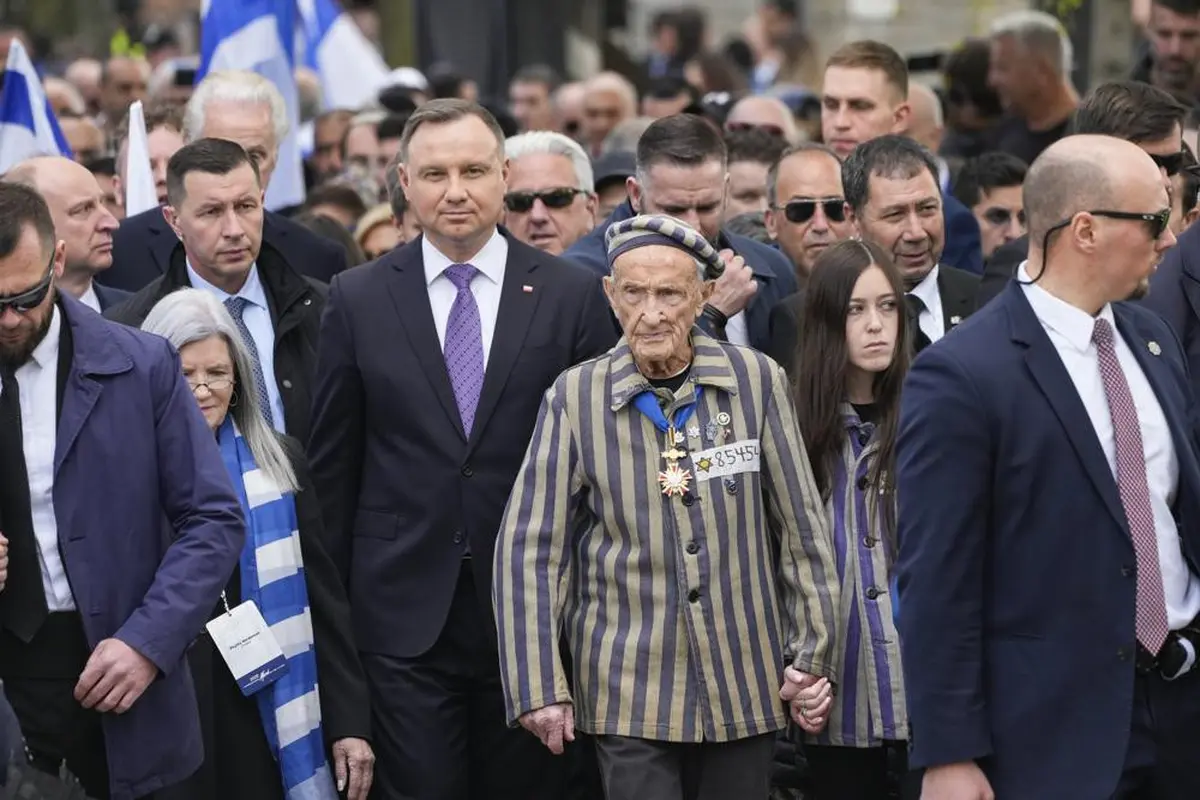 Presiden Polandia Andrzej Duda (tengah, berdasi ungu). Dok: AP Photo/Czarek Sokolowski