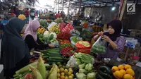 Pedagang melayani pembeli di Pasar Kebayoran, Jakarta, Selasa (1/10/2019). Badan Pusat Statistik (BPS) mencatat Indeks Harga Konsumen pada September 2019 mengalami deflasi sebesar 0,27 persen. Posisi ini lebih rendah dari deflasi Agustus 2019 sebesar 0,68%. (Liputan6.com/Angga Yuniar)
