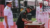 Setelah penyerahan panji-panji, dua perwira tinggi (Pati) TNI itu menandatangani dokumen sebagai tanda penyerahan pos Panglima TNI. (Liputan6.com/Faizal Fanani)