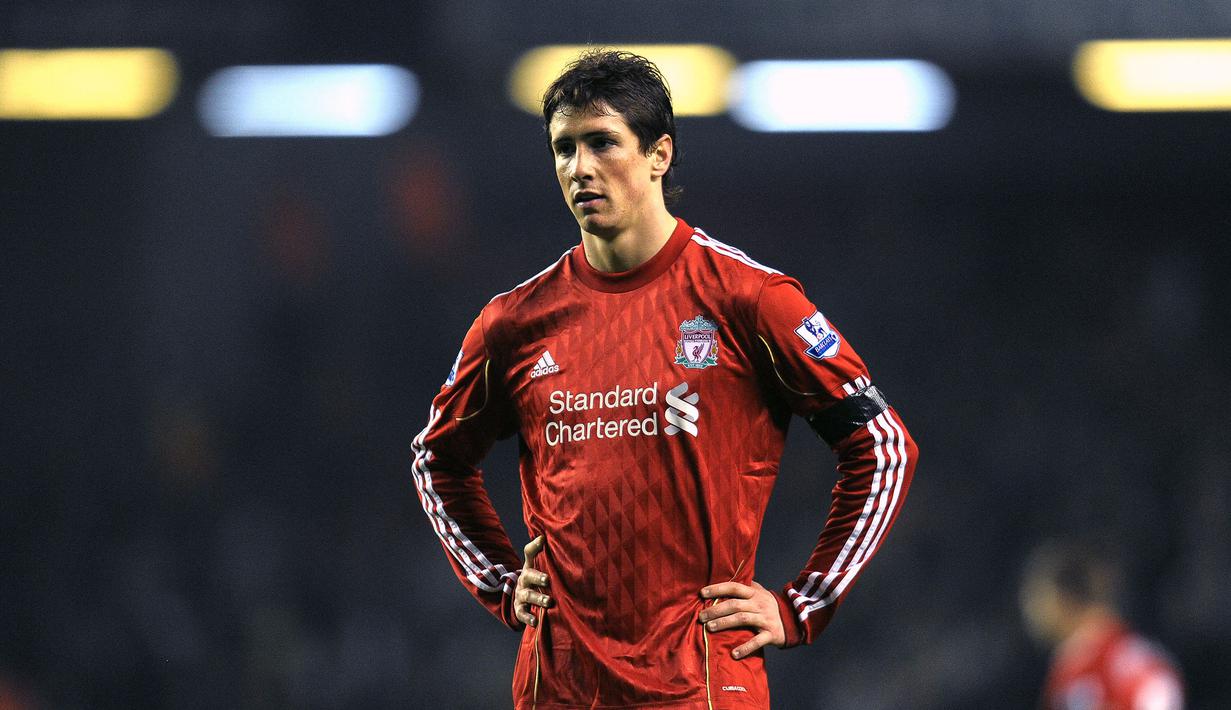 Fernando Torres gagal mengulangi penampilan gemilangnya di Liverpool saat diboyong Chelsea dengan harga 50 juta poundsterling pada 2011 silam. Namun, ia berhasil membantu The Blues mengangkat piala Liga Champions untuk pertama kalinya. (AFP/Andrew Yates)