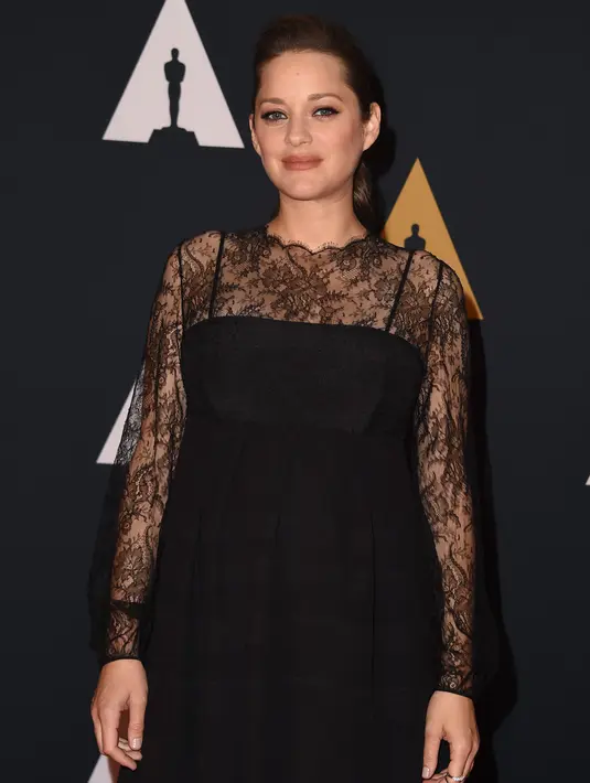 Marion mengumumkan kehamilannya pada September lalu lewat sebuah foto di akun Instagramnya ketika rumor kedekatannya dengan Pitt sedang ramai dibicarakan. (AFP/Bintang.com)