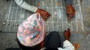 Sejumlah lansia Nepal memainkan permainan tradisional Kashi Pyachha di Bhaktapur, Nepal (30/5). Permainan lokal tradisional Nepal ini mirip permainan catur. (AP/Niranjan Shrestha)
